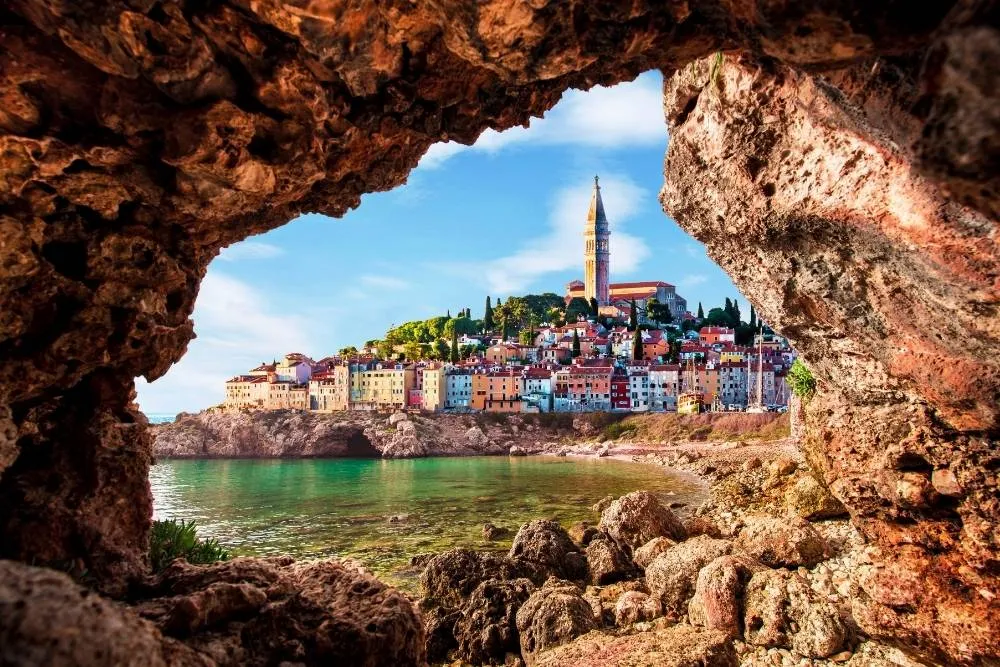 Piran látképe egy tengeri barlangból