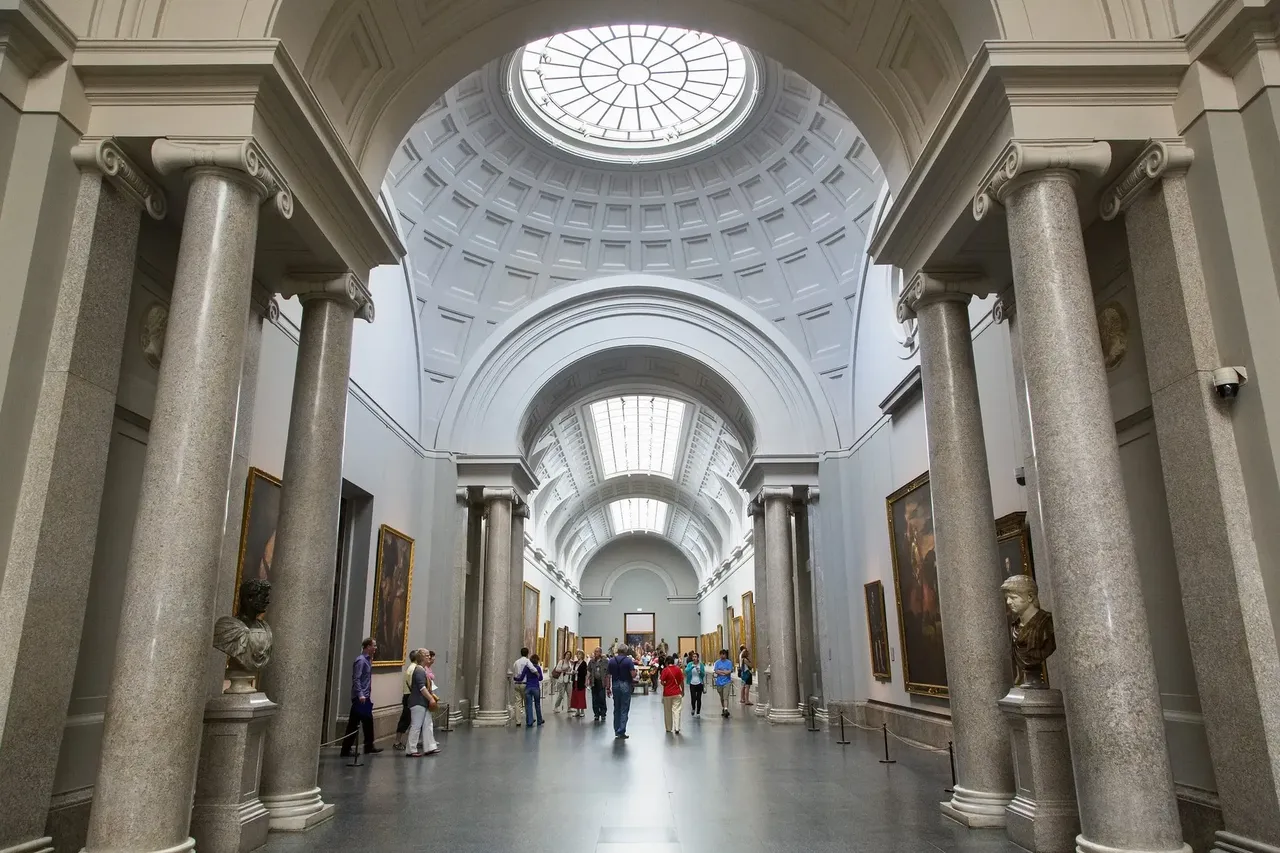 El histórico Museo del Prado, una de las instituciones artísticas más famosas de Madrid.