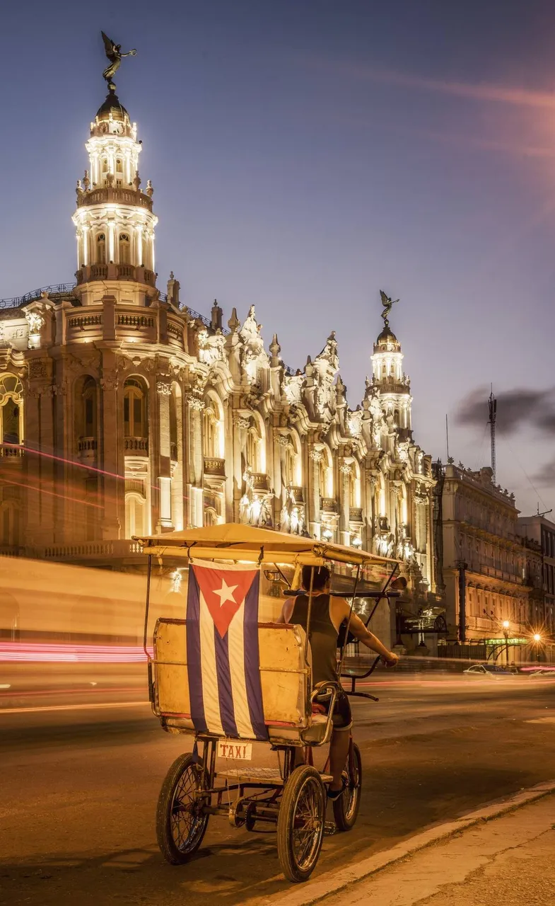 Kubai zászló egy taxivá átalakított triciklin az El Paseo del Pradón (Prado sétány) a Havannai Nagyszínház közelében.