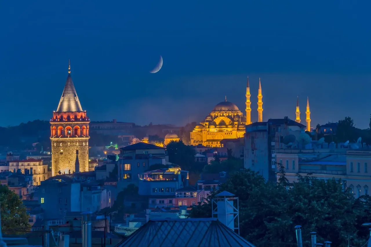 Pohled na Galatskou věž a Sulejmanovu mešitu za soumraku v tureckém Istanbulu