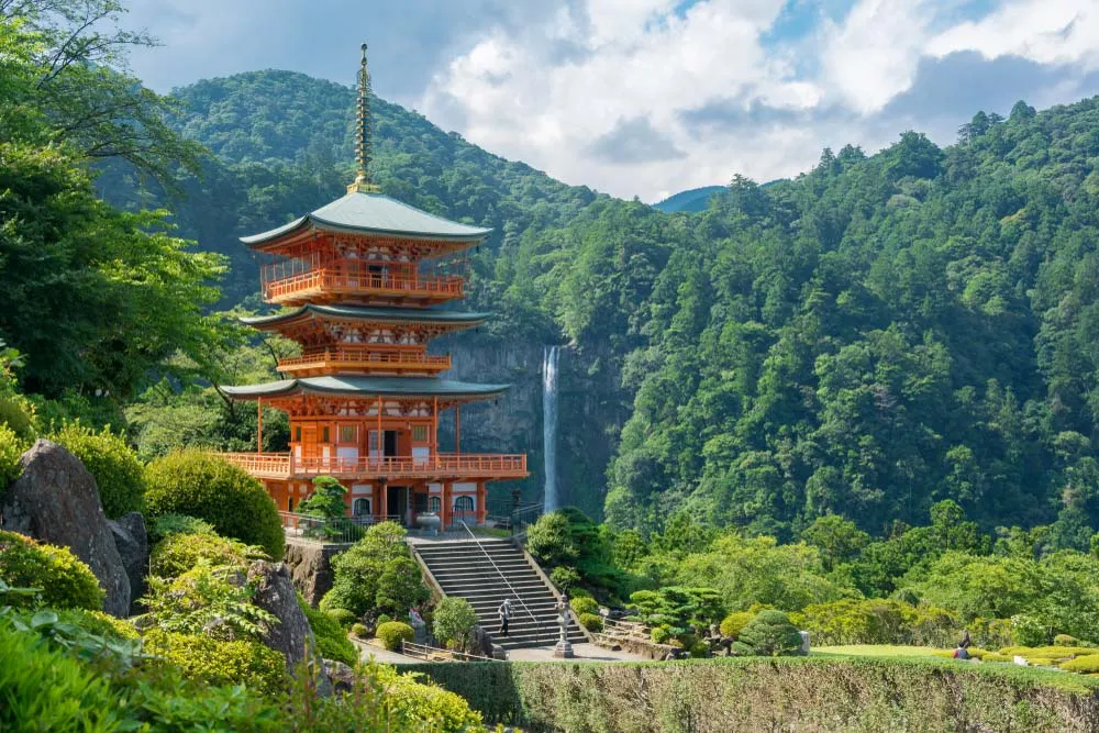 Spokoju Japonii można doznać, odwiedzając świątynię buddyjską lub Shinto