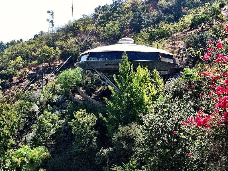 The Chemosphere was constructed in 1960 on a site deemed “practically unbuildable” — evdropkick / flickr
