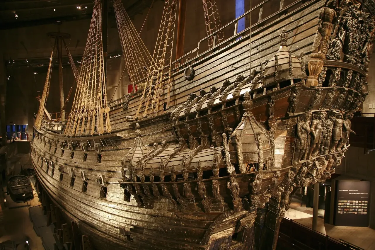 Nava emblematică, dar adesea subiect de dezbatere, Vasa, expusă în interiorul Muzeului Vasa din Stockholm.