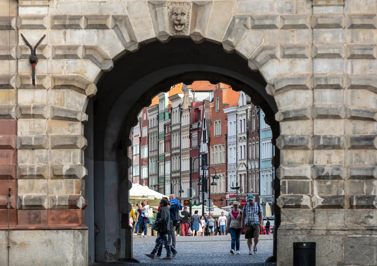 Zielona Brama w Gdańsku, Polska. Znajduje się między Długim Targiem a Motławą
