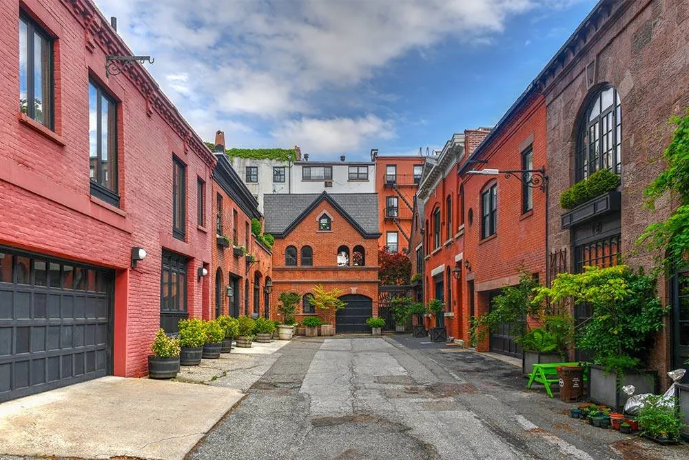 A Brooklyn Heightsban található Grace Court Alley eredetileg egy lóistálló volt, amelyet a Grace Church templomba járók használtak. Ugyan már lakásokká alakították át, de a járókelők még mindig bepillantást nyerhetnek az elmúlt időkbe