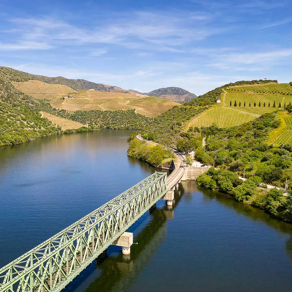 Vlaková trať Linha do Douro je nazvaná podle řeky Douro