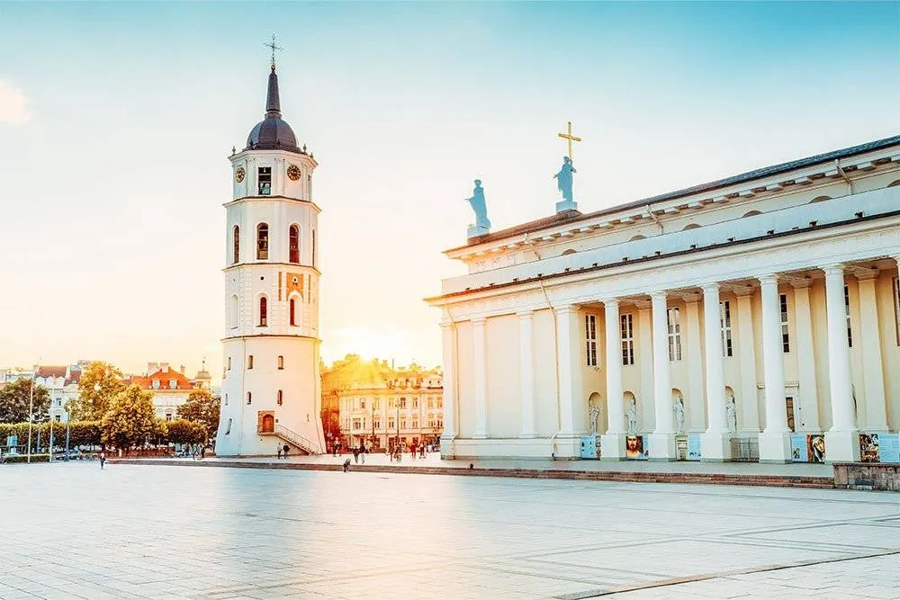 A vilniusi székesegyház meglehetősen szokatlan, többek között azért, mert harangtornya a templomtól távolabb áll