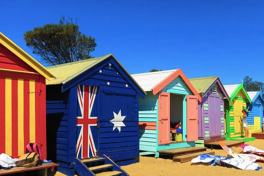 Színes tengerparti kunyhóra festett ausztrál zászló, Melbourne-ben— Shutterstock