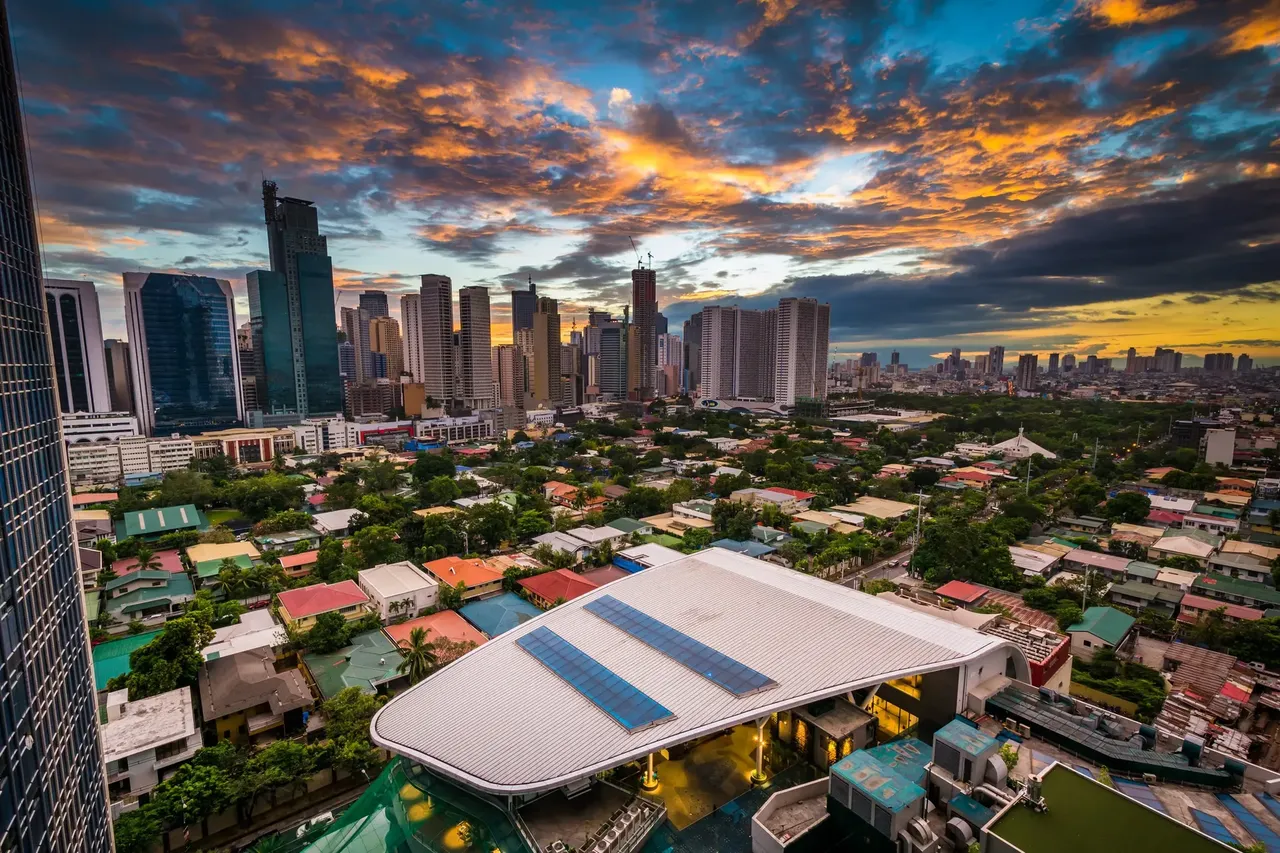 Makati, in Metro Manila, plays with culous at sunset, / Shutterstock business traveller