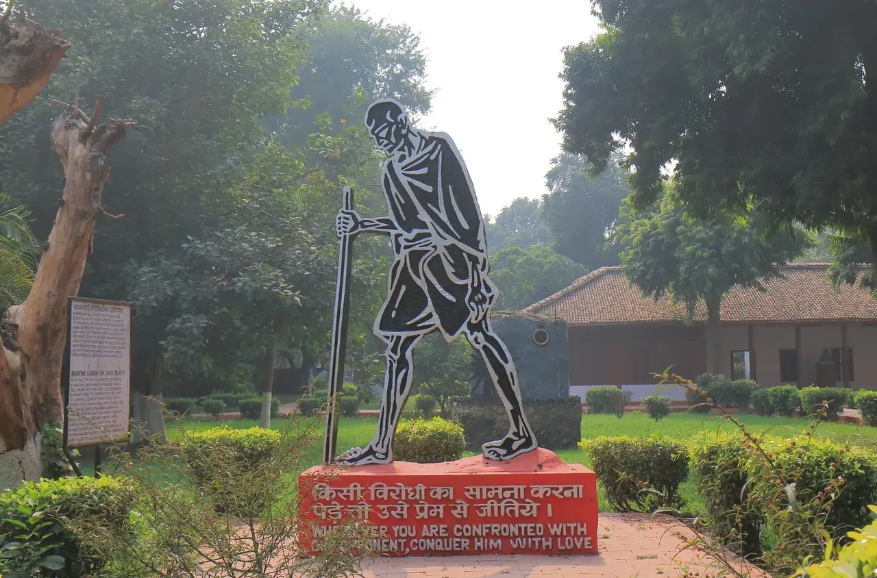 A Nemzeti Gandhi Múzeum előtt álló Mahatma Gandhi-szobor a békét és a vezetői szerepvállalást szimbolizálja.