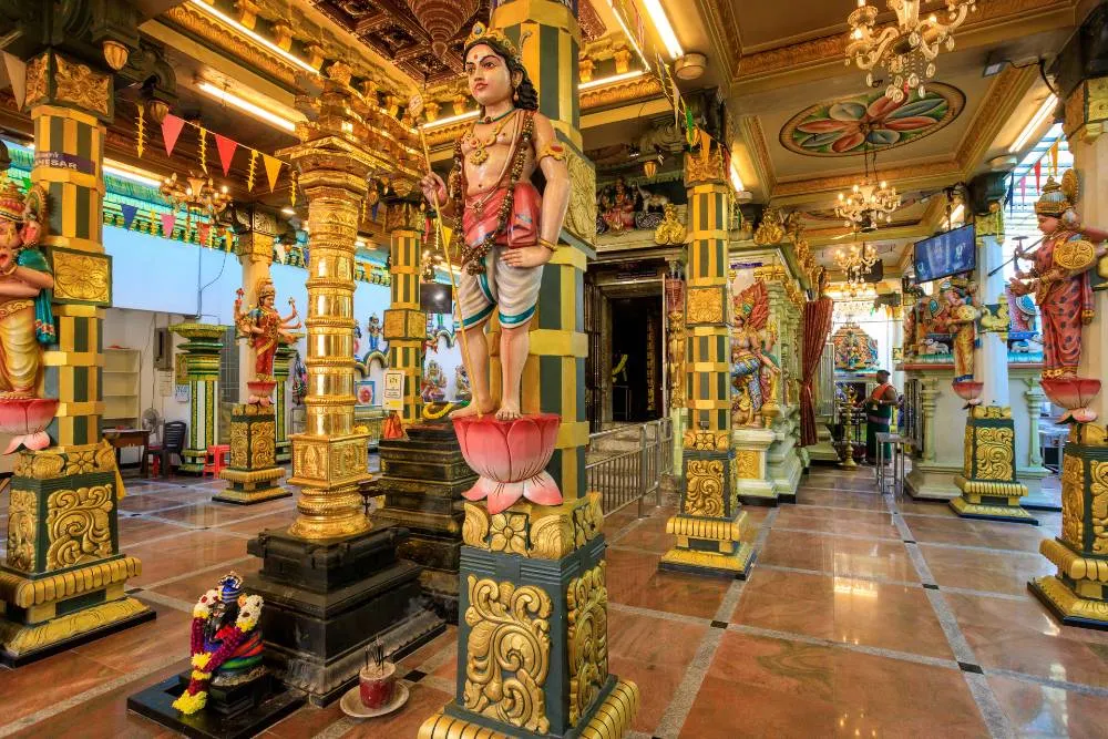Bogato zdobione wnętrze świątyni Sri Mahamariamman