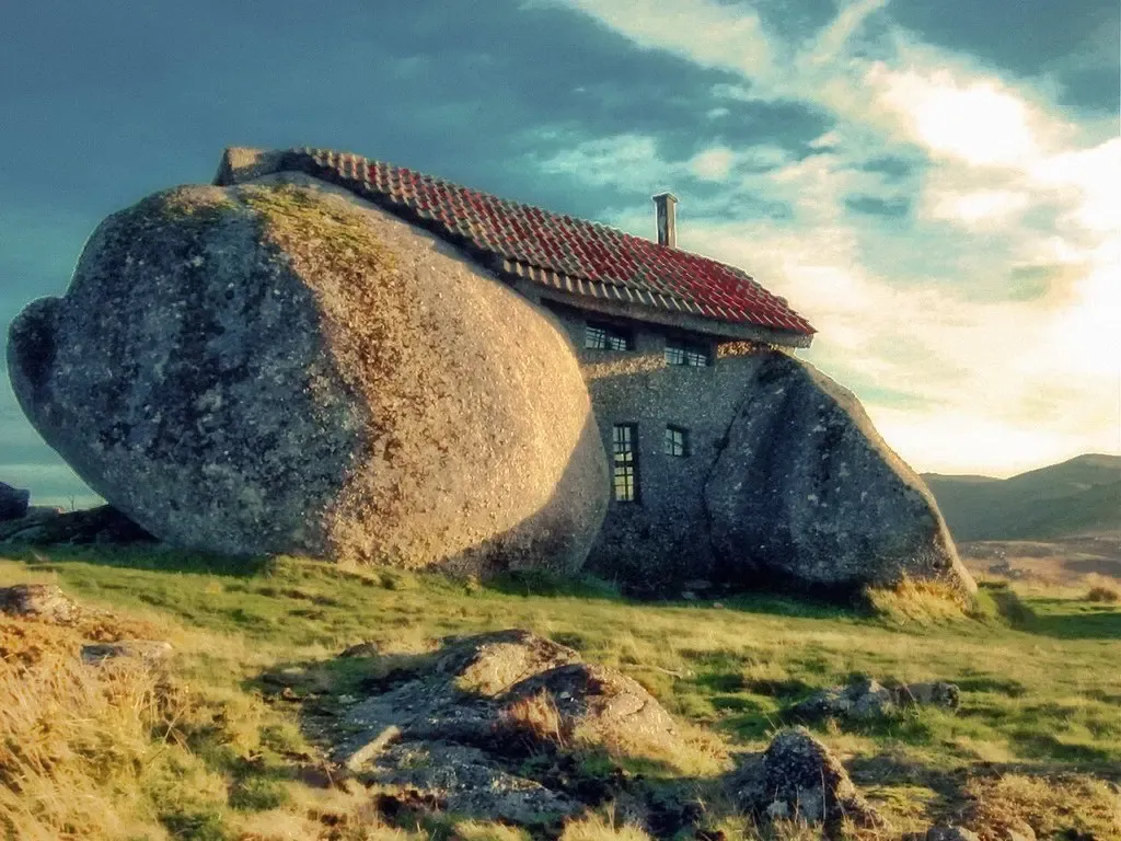A lot of people have commented on the fact it looks like something from the Flintstones — Feliciano Guimarães / Flickr 9 amazing buildings you won’t believe actually exist