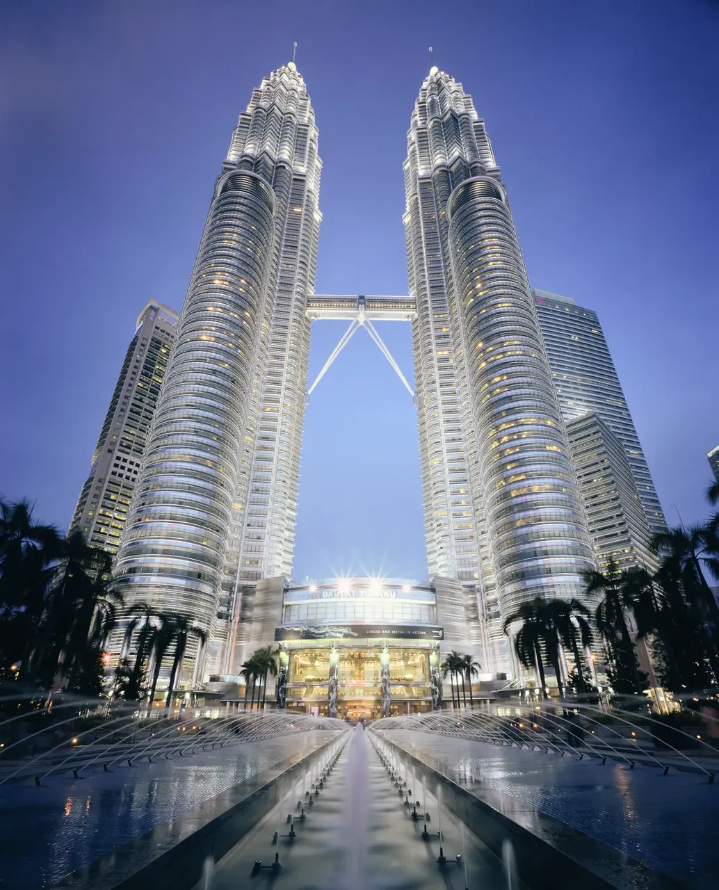 Petronas Towers o zmierzchu, bliźniacze wieże połaczone mostkiem
