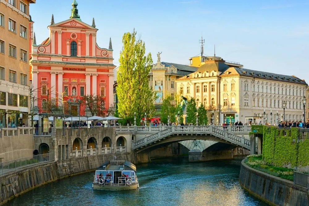 Ljubljana óváros a folyóra nézve