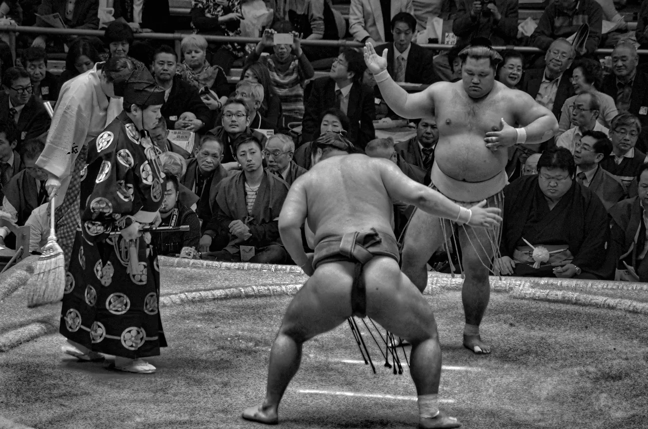 luptători de sumo în ring, poză alb-negru