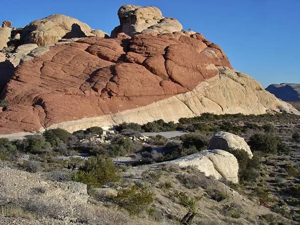 Překrásný pohled na kaňon Red Rock s červenými útesy a pouštní krajinou