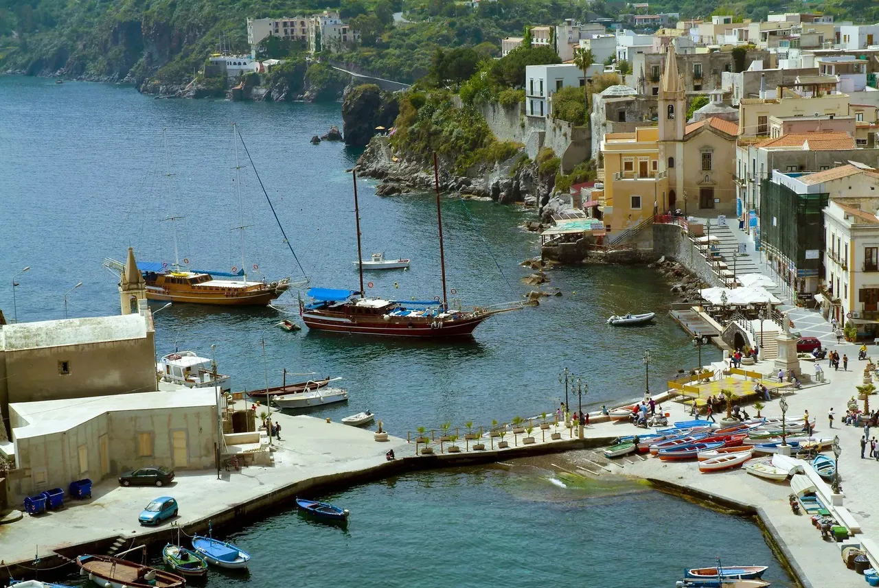 A Lipari szigetén fekvő Lipari városa (Olaszország, Lipari-szigetek)