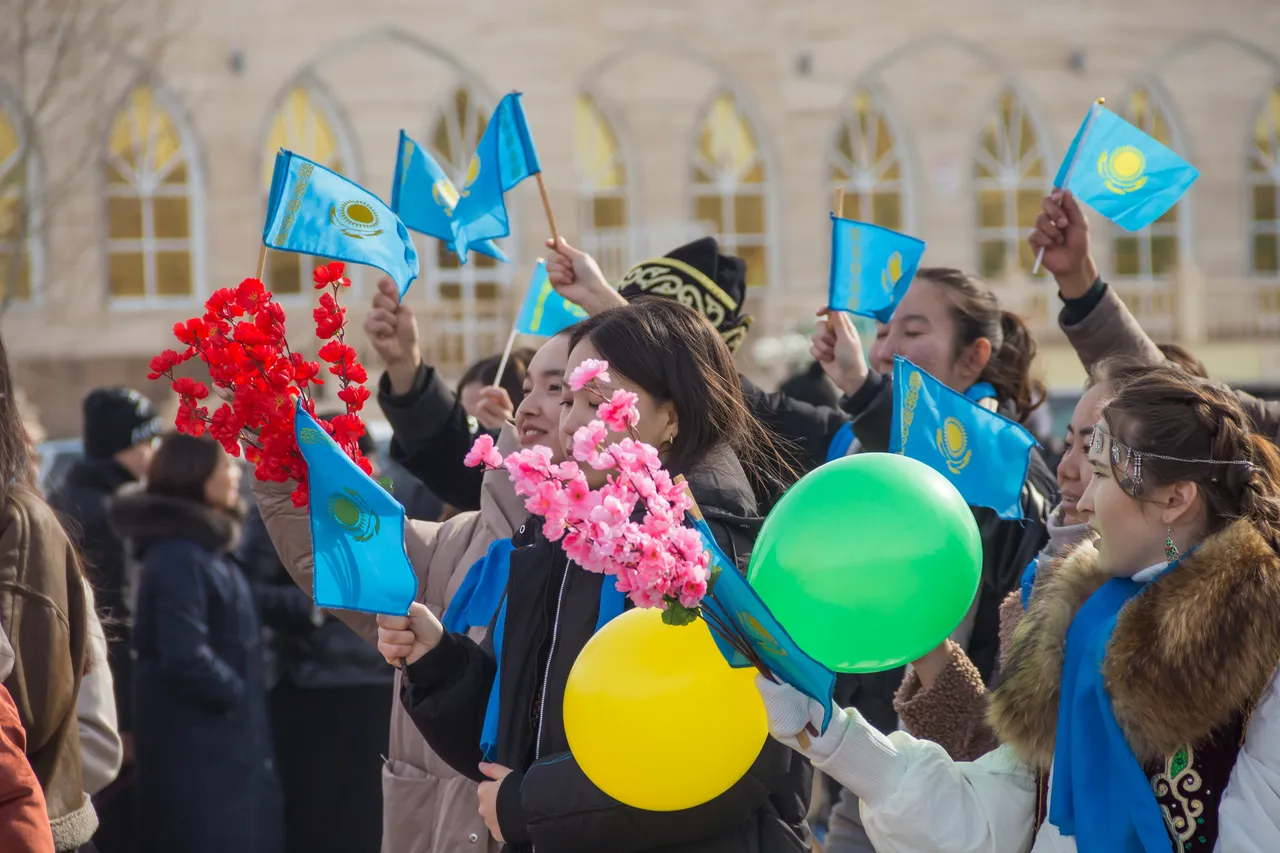 Kazahi sărbătorind Ziua Unității Poporului Kazahstan