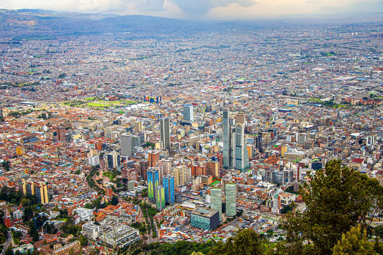 Bogota, Columbia. Privire panoramică asupra orașului de pe Cerro de Monserrate într-o zi înnorată.