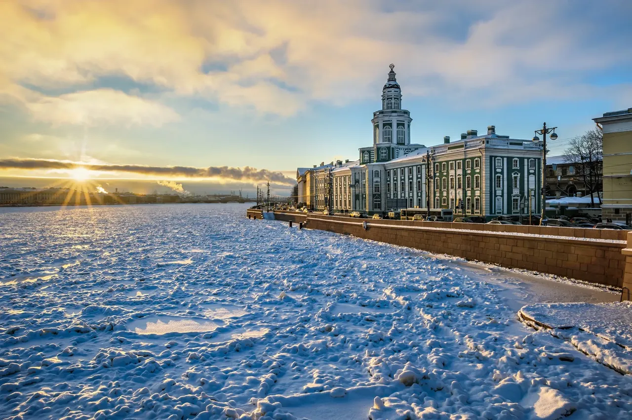 The snow falling on the St. Petersburg’s 19th century buildings underlines the romance of the place — Shutterstock lovers