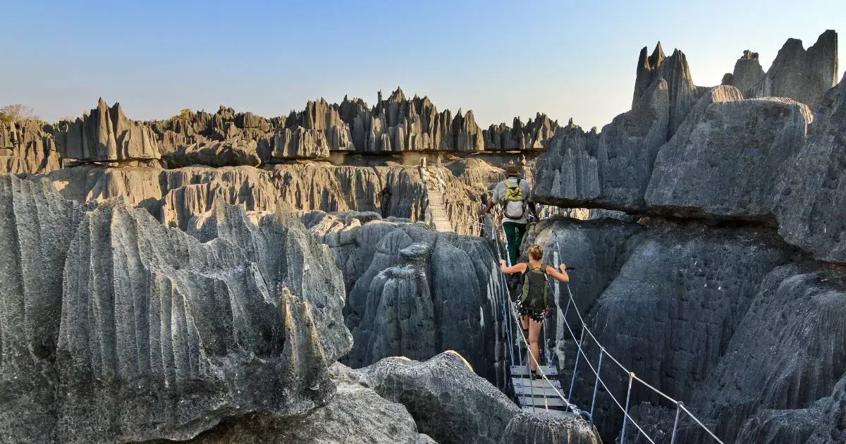 Kładka nad ostrymi skałami na Madagaskarze