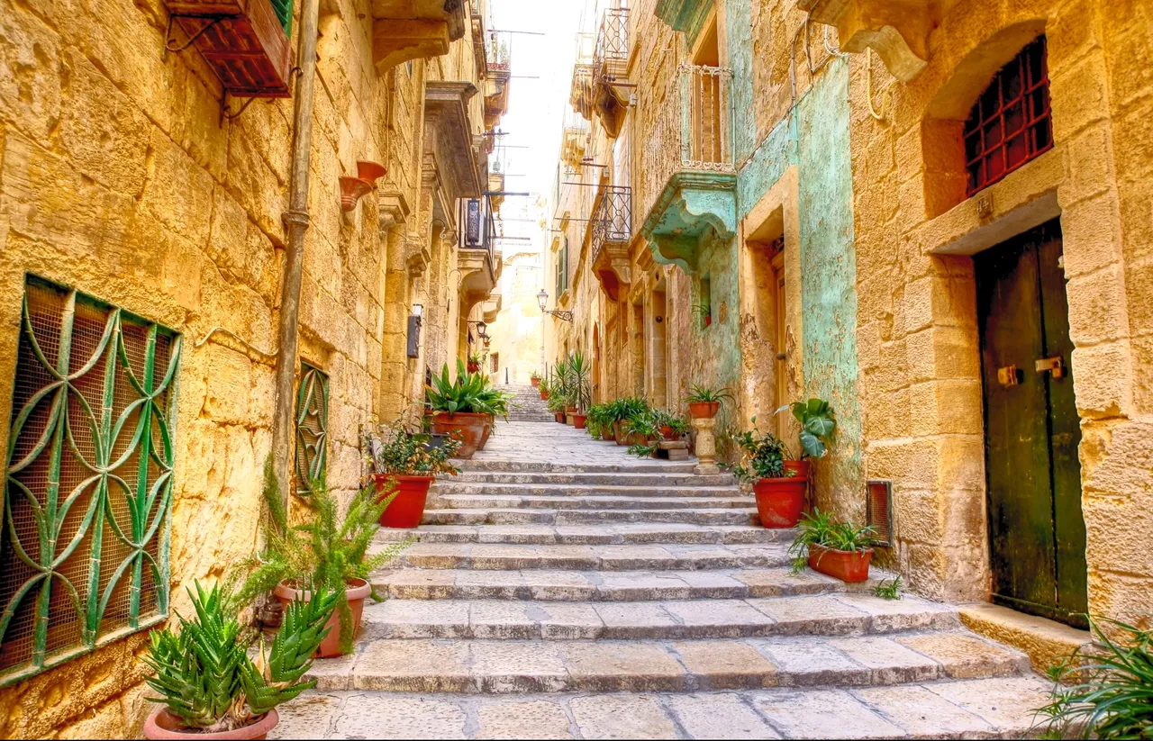 Típica calle estrecha con escalones en Mdina