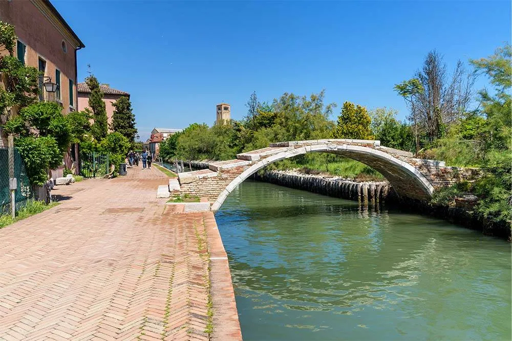Kanał z mostkiem na Torcello