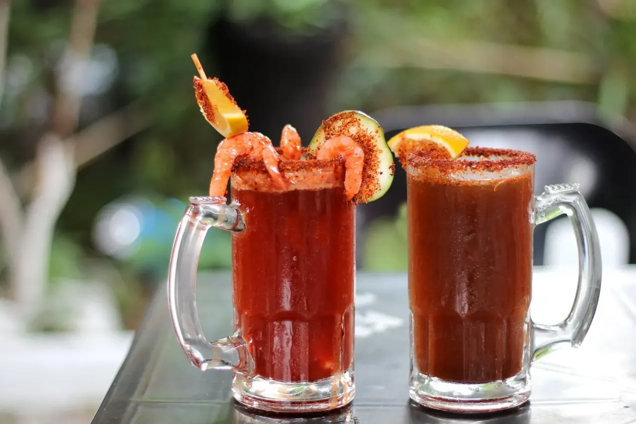 Micheladas to meksykański napój alkoholowy, który przygotowywany jest poprzez zmieszanie piwa, soku z cytryny, chili, soli i krewetek.