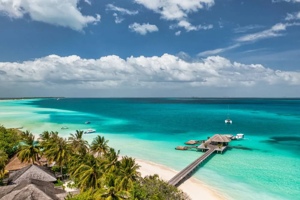 Peisaj aerian tropical cu bungalouri pe apă, Maldive