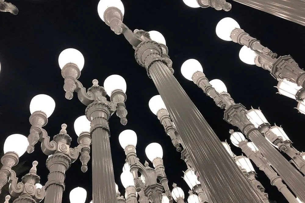 Urban Light művészeti installáció Chris Burden által