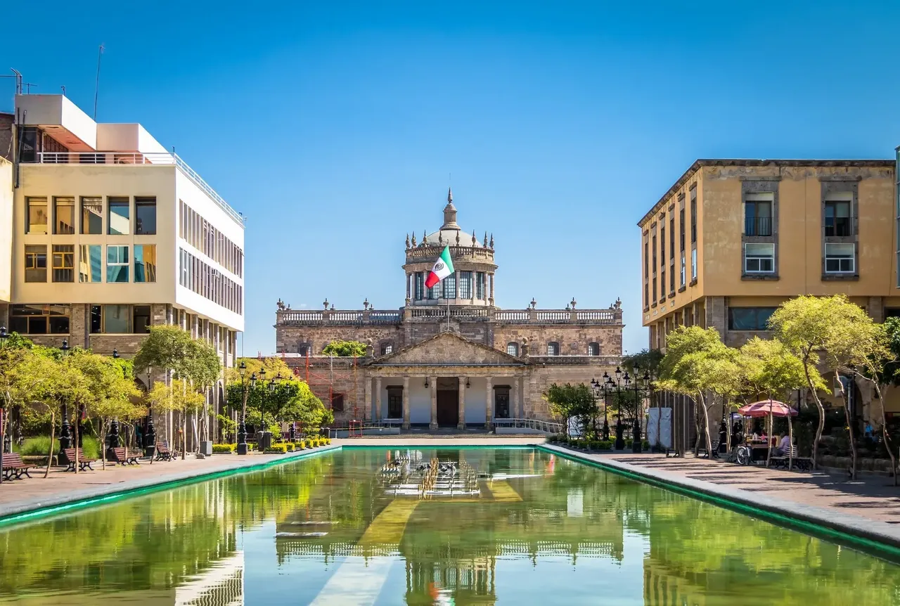 A mexikói Guadalajara egyik történelmi épülete, a pompás Instituto Cultural Cabañas elölnézetből