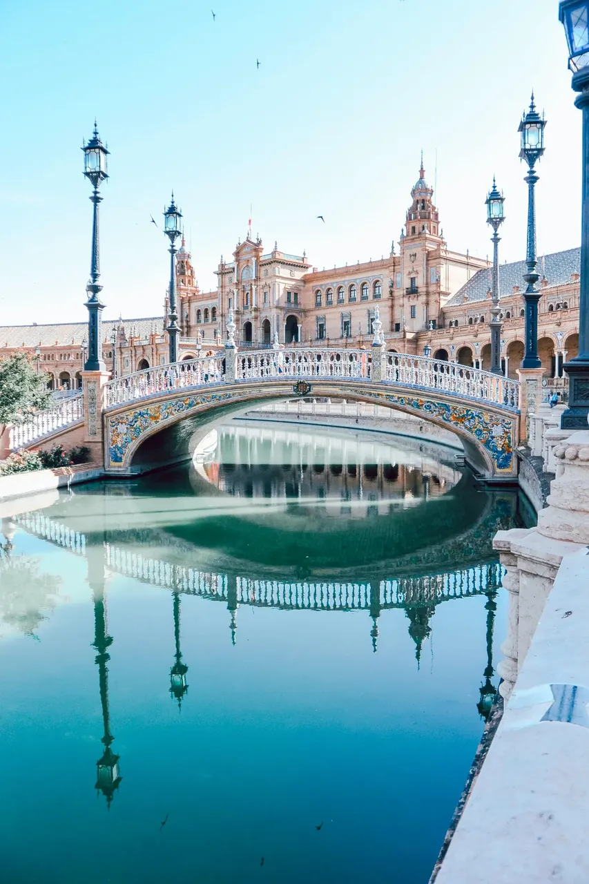 Ohromující pohled na velkolepou architekturu a propracované detaily na Plaza de España v Seville