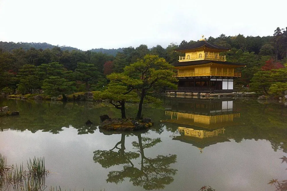 Kinkaku-ji temple and lake — Hana Leakey