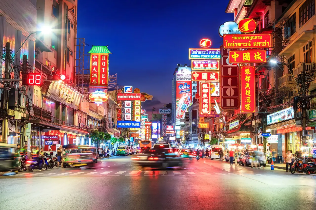 Chinatown es el barrio chino de Bangkok, conocido localmente como Yaowarat — SOUTHERNTraveler / Shutterstock