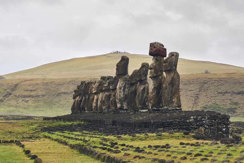 Grupa monumentalnych posągów na Wyspie Wielkanocnej.