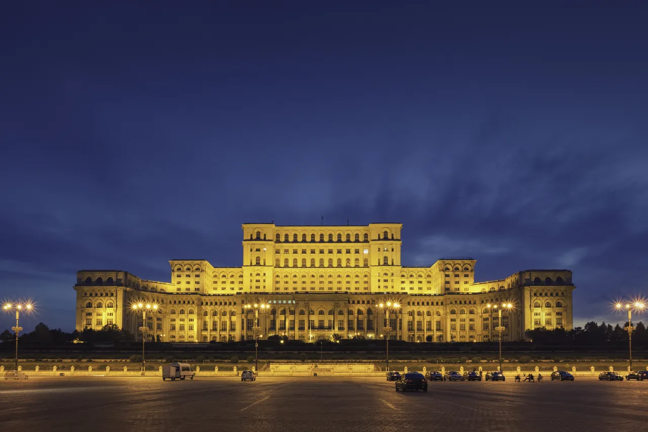 Večerní pohled na parlamentní palác