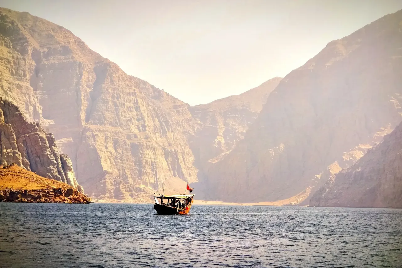 Musandam está lleno de fiordos perfectos para navegar en un tradicional dhow — Shutterstock Los 8 mejores destinos para tomar el sol en invierno
