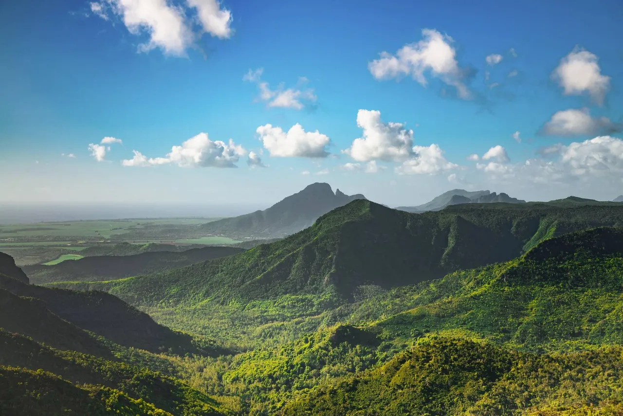 Vista panorámica del Parque Nacional Gargantas del Río Negro en Mauricio, con bosques tupidos, valles verdes y montañas brumosas.