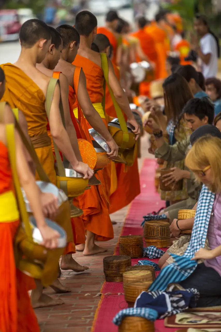 Buddhista szerzetesek adományokat gyűjtenek Luang Prabangban - Getty Images