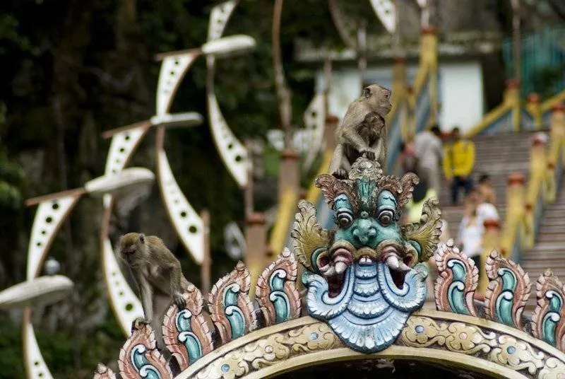 małpki na rzeźbie świątyni w Batu Caves