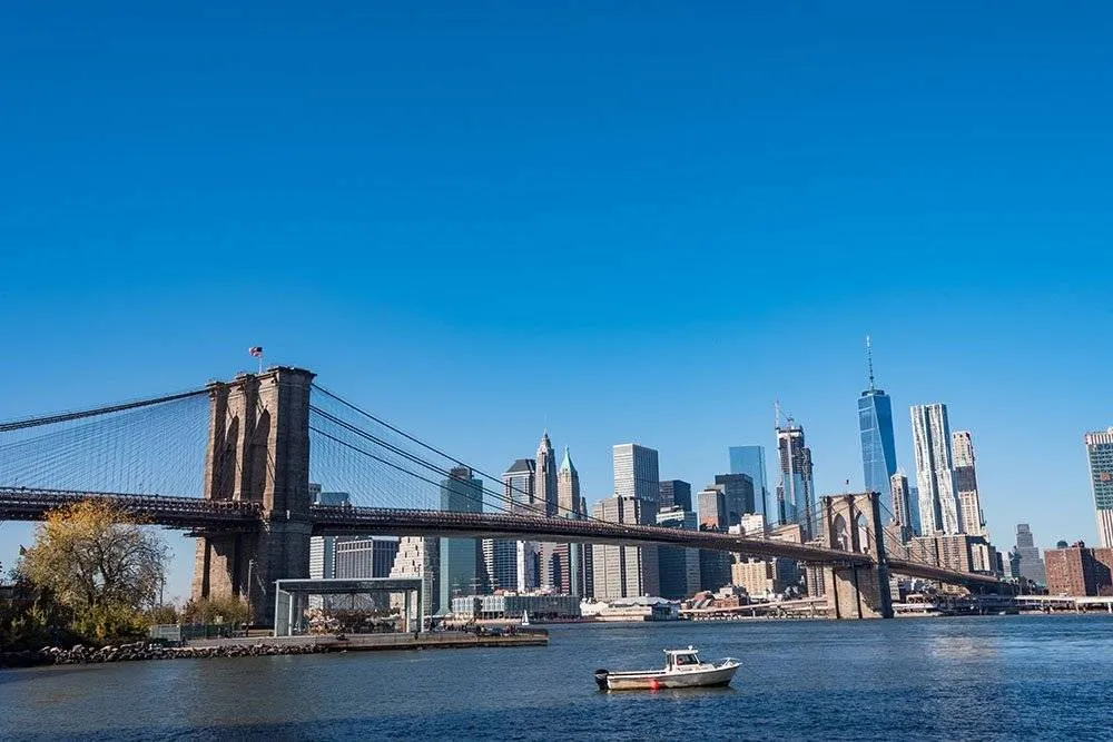 Brooklyn-híd és Manhattan látképe a Brooklyn Bridge Parkból