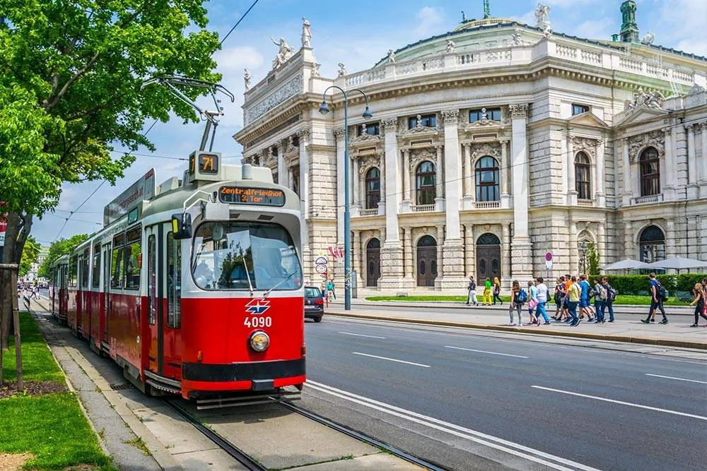 Slavná vídeňská Ringstrasse s historickým divadlem Burgtheater