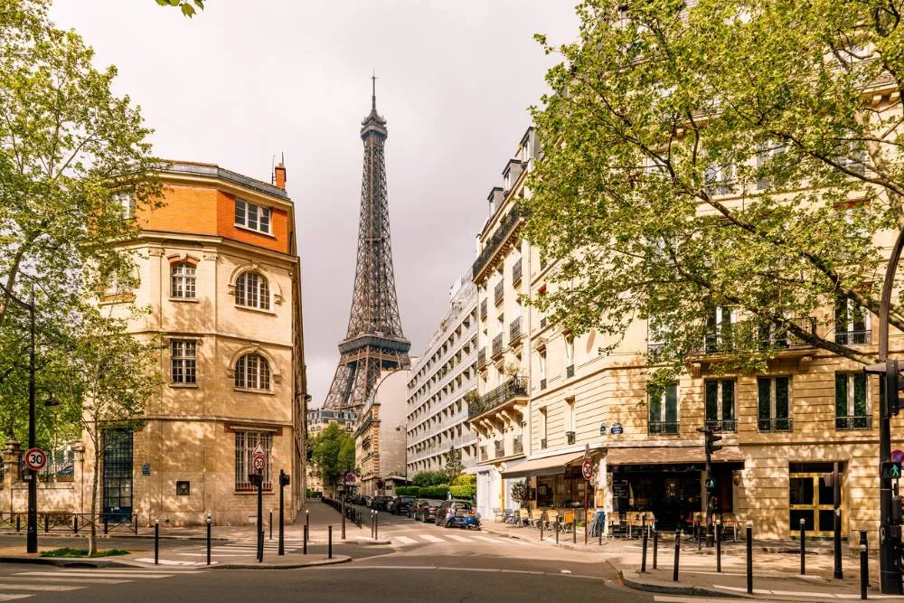 Vedere cu Turnul Eiffel de pe o străduță din Paris