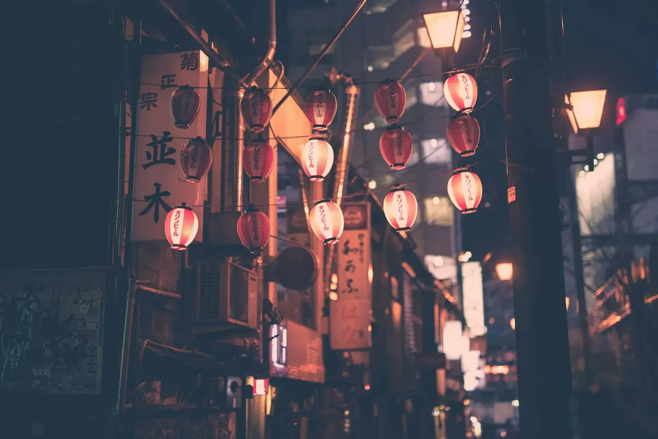 vedere cu lampioanele luminate din cartierul Golden Gai
