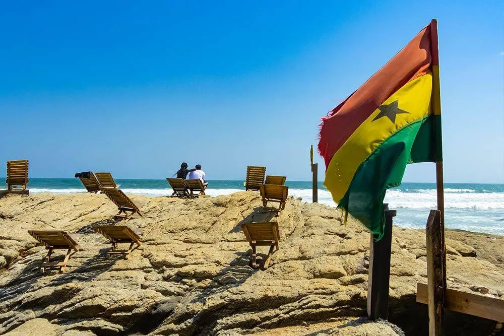Flaga Ghany na plażowych klifach w Temie pod Akrą
