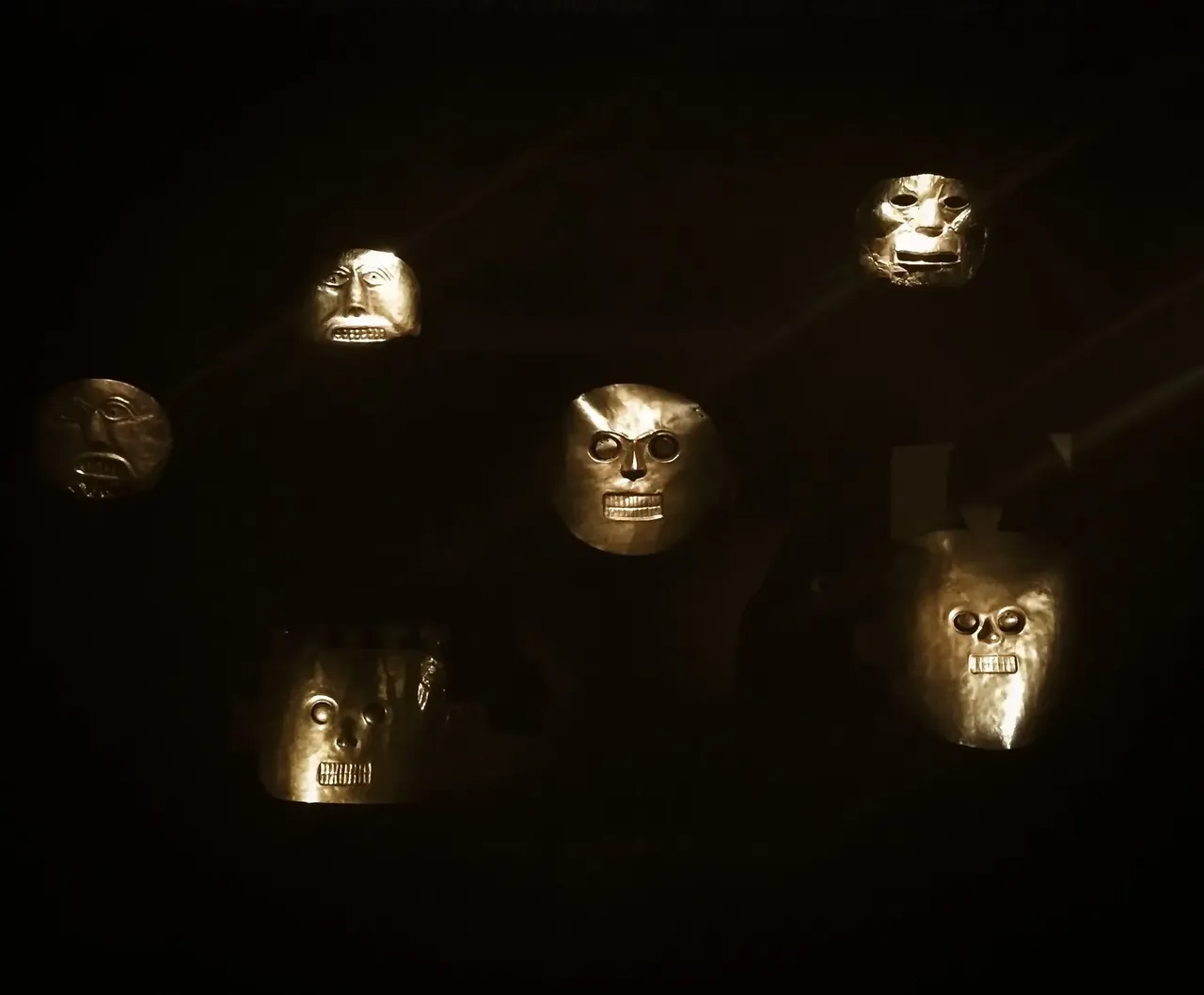The museum displays human figures of gold thread from the size of the iris of an eye, to shields and large crowns — Laura Secorun Palet