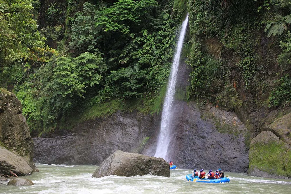 rafting na rzece Pacuare, w tle wodospad