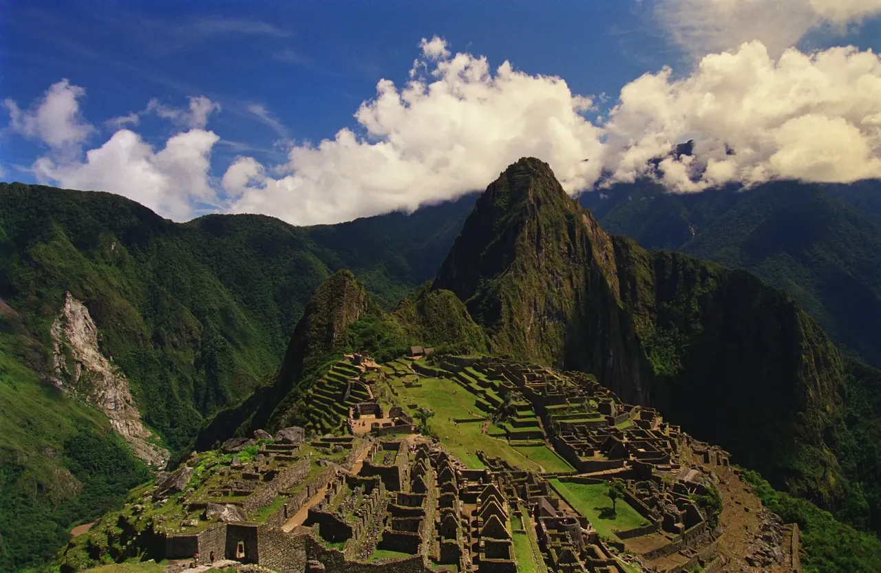 Słynne starożytne miasto Inków Machu Picchu otoczone mglistymi Andami.