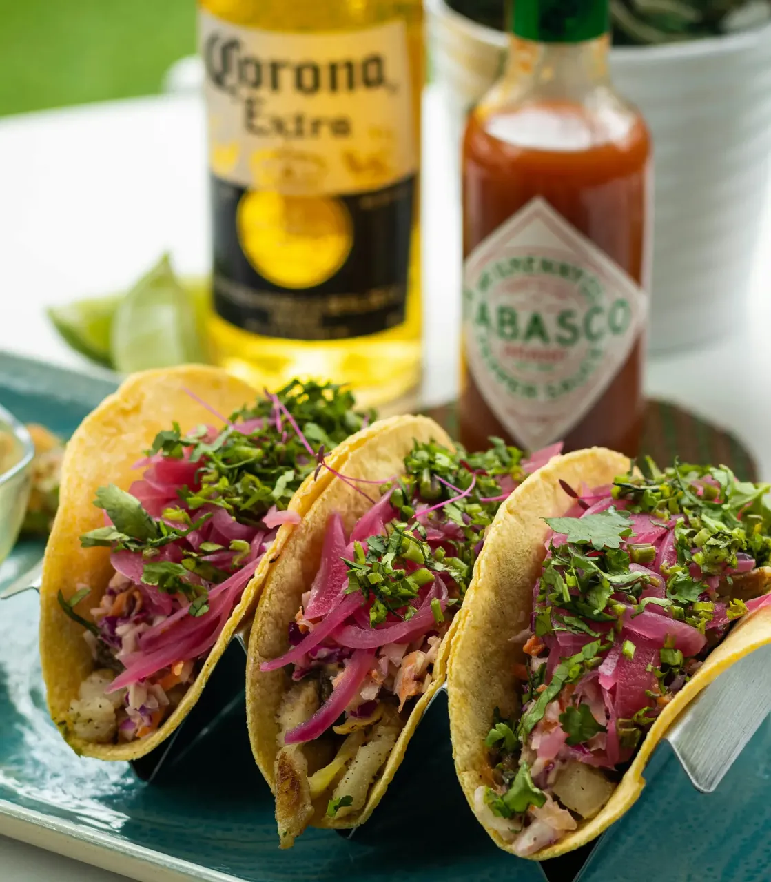 Tacos al pastor na ruchliwym straganie z jedzeniem ulicznym w Chiapas, ze świeżymi tortillami, mięsami i dodatkami.