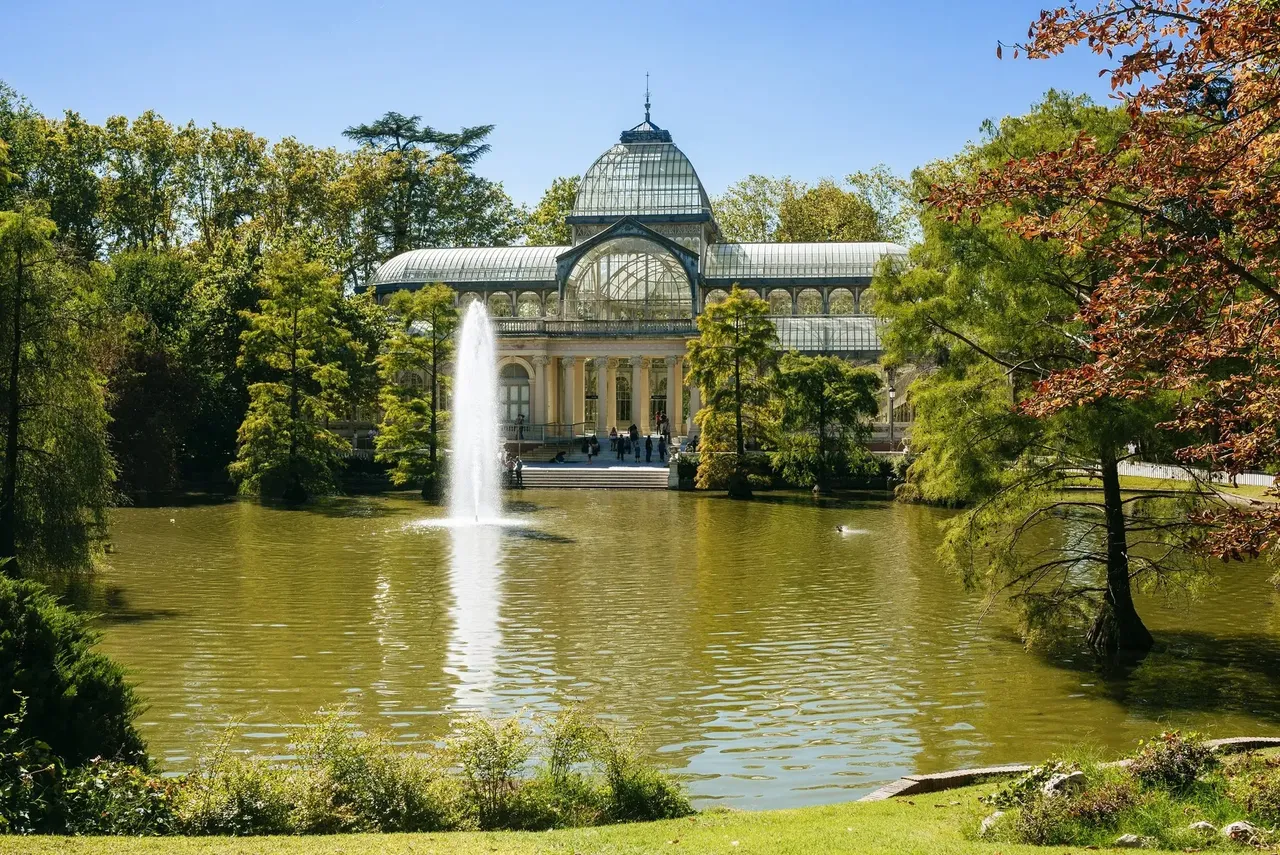 Las aguas tranquilas del estanque junto al impresionante Palacio de Cristal del Parque de El Retiro, en Madrid.